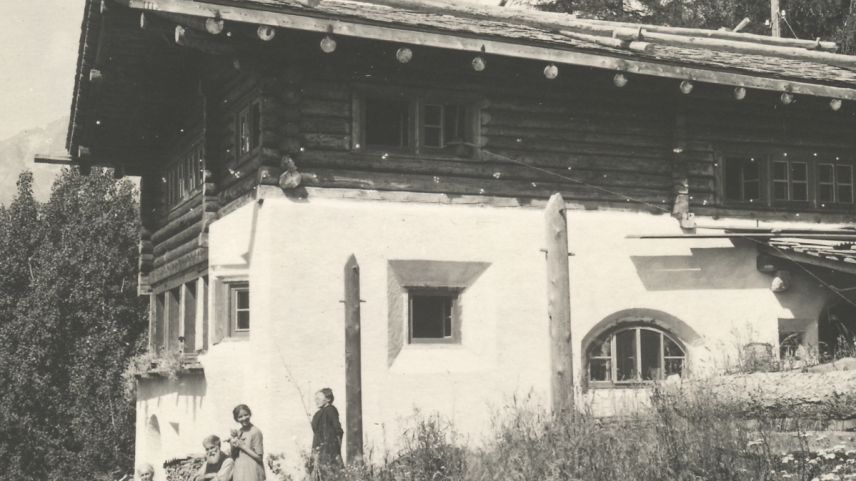 In diesem Blockhaus (hier kurz nach dessen Fertigstellung) in St.Moritz verbrachte Mili Weber insgesamt 60 Jahre ihres Lebens. Nach dem Tod ihres Bruders Emil 1949 lebte sie hier 30 Jahre alleine in einer künstlerischen Traumwelt und in unmittelbarer Nähe