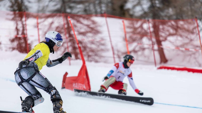 Die Zweitplatzierte und Gesamtweltcupsiegerin im PGS, Ester Ledeká im Duell mit der Schweizerin Julie Zogg (Foto: Dominik Täuber).