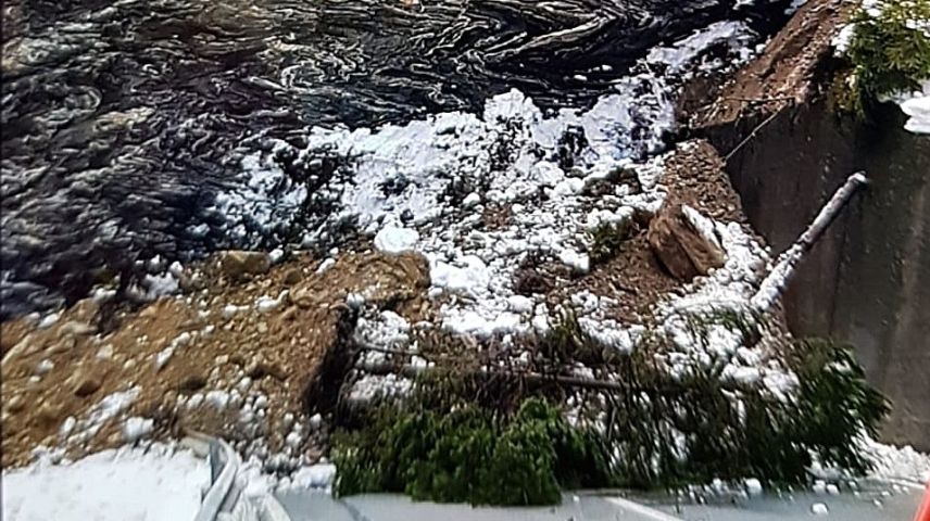 Die Engadinerstrasse H27 wurde auf rund 20 Metern Länge von den Felsmassen zugedeckt.  Foto: Tiefbauamt Graubünden