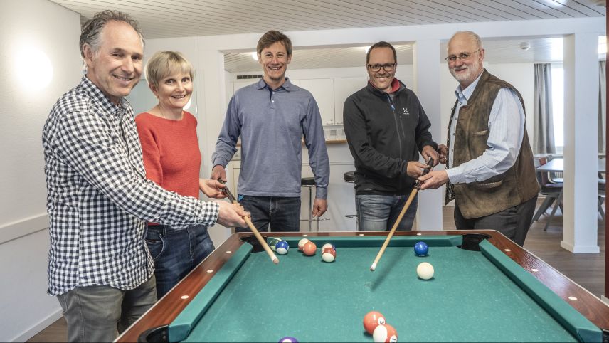 Armin Heim und Christa Inauen Heim (von links) übergeben die Heimleitung an Jan Harbott, Samuel Schäfli übernimmt das Präsidium von Lorenz Lehner. Foto: Daniel Zaugg