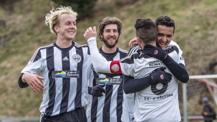 Ferreira(8) trifft mit Traumfreistoss und wird gefeiert. Foto: Daniel Zaugg