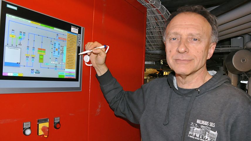 Im Technikraum des Spa-Bereichs: Guido Schmidt wacht über die Wasserqualität.