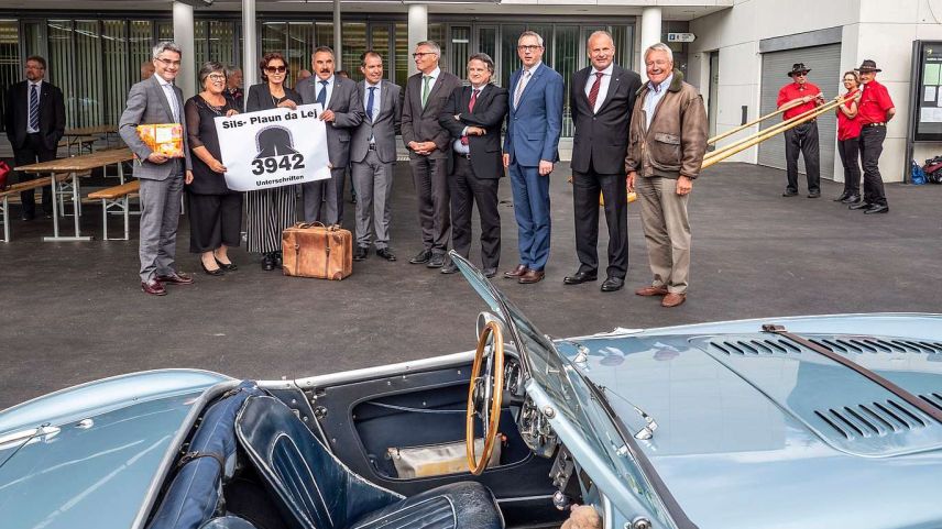 Regierungsrat Mario Cavigelli (ganz links) nimmt die Unterschriften entgegen. Foto: Reto Stifel