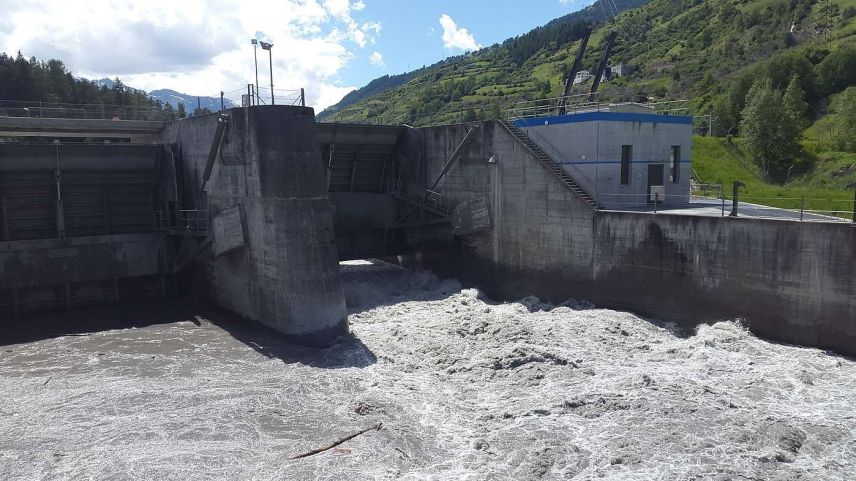 Bler’aua haja dat cun schlavar l’inchaschamaint da las Ouvras Electricas Engiadina a Pradella (fotografia: Ouvras Electricas Engiadina).