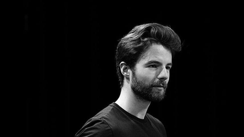 Janic Sarott da Scuol es cun corp ed orma percussiunist i’l «Tonhalle Orchester» da Turich. (fotografia: mad)