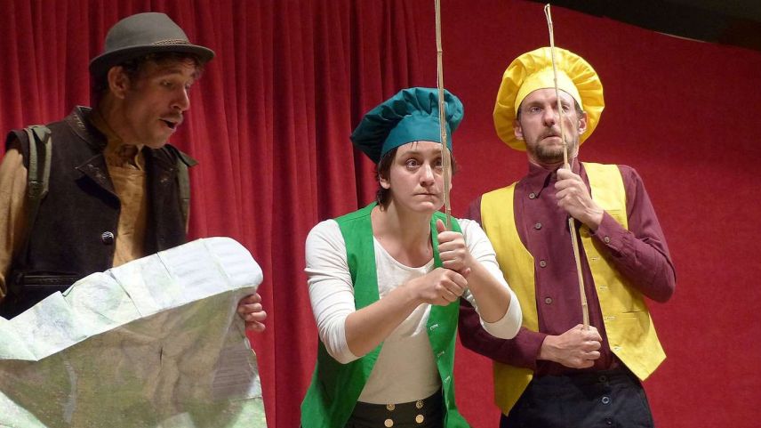 Claude Sprecher (da schnestra), Raissa Avilès e Fabrizio Pestilli in acziun dürant la cumedgia a Scuol.  (fotografia: Flurin Andry)