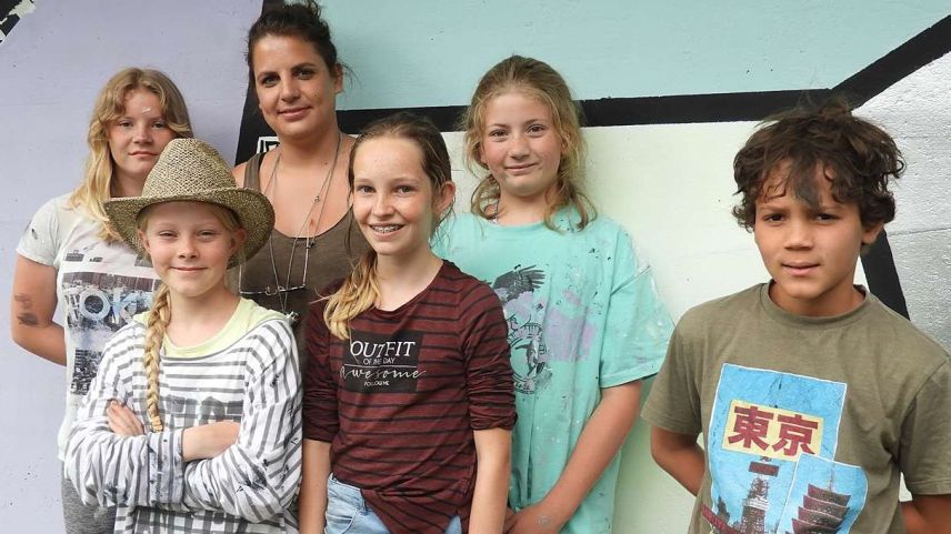 La gruppa d’uffants dal lavuratori streetart dal (S)pass da vacanzas insembel cun Madlaina Vital (fotografia: Annatina Filli).