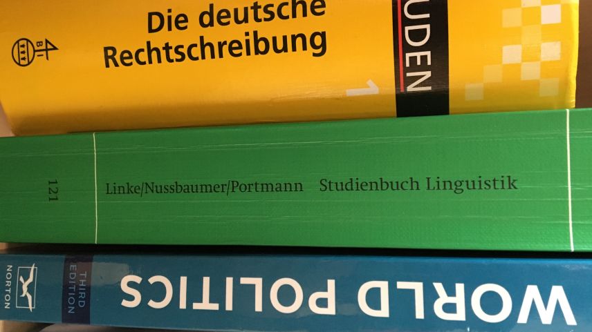 Die obigen beiden Werke dürfen in einer bestimmten Sorte von Büro auf keinen Fall fehlen. Bild: Carla Sabato