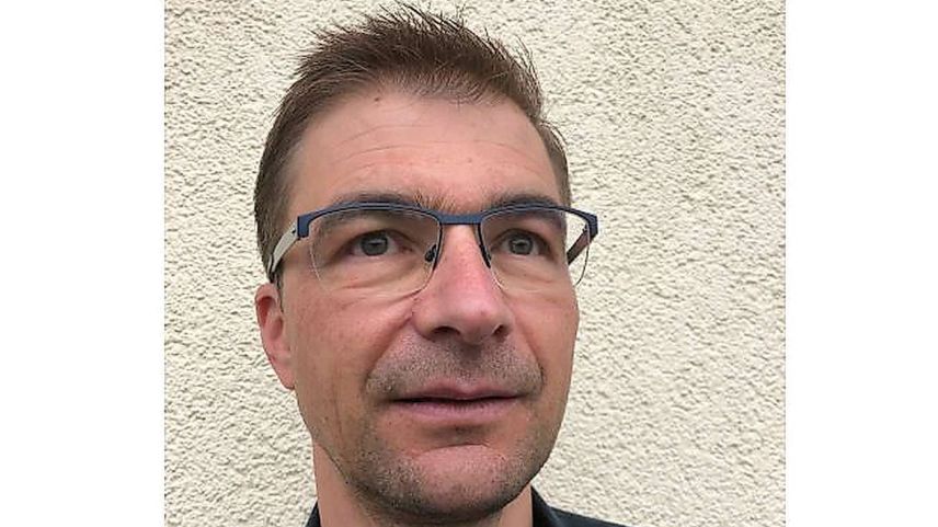 L’inspecter da scoula Urs Kühne es la nouva persuna da contact da la Fundaziun Pestalozzi in Val Müstair.	(fotografia: mad)