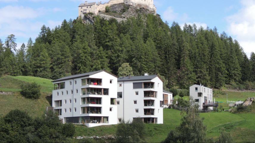 Ils duos edifizis da la cooperativa d’abitaziuns Curtin a Tarasp sun bain occupats.  (fotografia: Benedict Stecher)