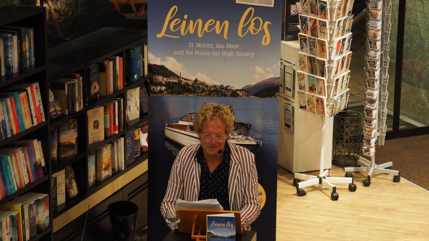 Jürg Oschwald bei seiner Lesung in der Buchhandlung Wega.