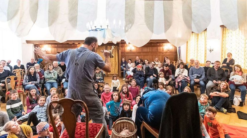 Jung und Alt im Klapperlapapp-Märlifieber. Foto: Mattias Nutt