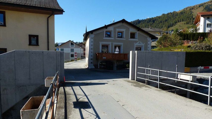 Ils mürs chi sun gnüts fabrichats da la vart vest da la punt Clozza a Porta protegian las chasas be daspera (fotografia: Flurin Andry).