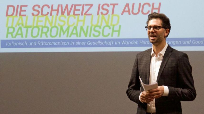 Rico Valär, professer per lingua e cultura rumantscha, ha manà sco moderatur tras la dieta a Turich (fotografia: RTR/Flurin Clalüna).