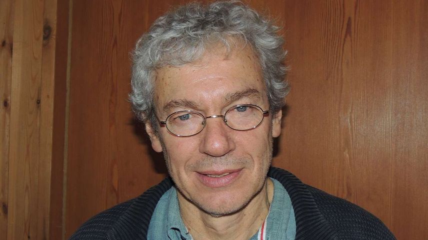 Mathis Müller da la Staziun ornitologica da Sempach ha referi a Lavin (fotografia: Benedict Stecher).