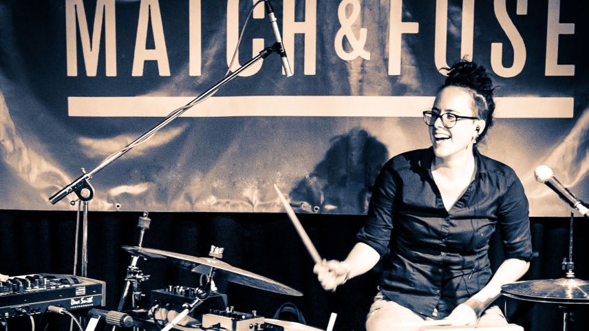 Valeria Zangger aus Samedan: Eine der gefragtesten Schlagzeugerinnen in der Schweizer Jazzszene. Foto: Steven Cropper z. Vfg