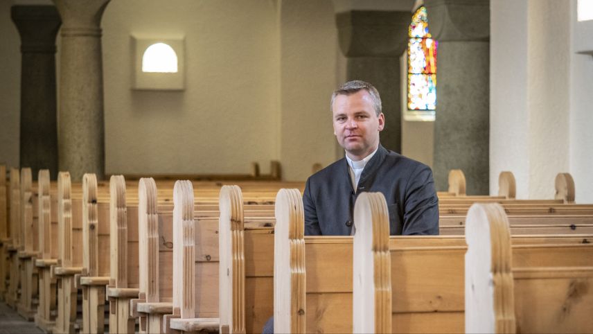 Dem katholischen Pfarrer Audrius Micka von St. Moritz fällt es schwer, derzeit alleine in der leeren Mauritiuskirche die Messe feiern zu müssen. Besonders an Ostern, dem wichtigsten Fest der Christenheit. Er fordert die Mitglieder auf, trotz schwieriger Z