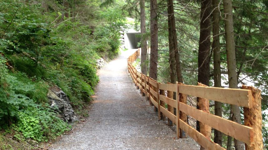 Via da velos a Vinadi (fotografia: Reto Rauch).