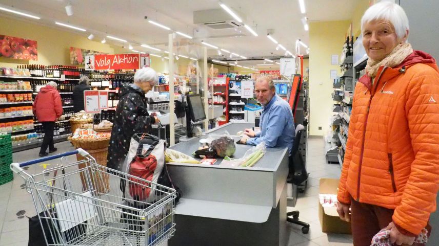 Elisabeth Laichinger (rechts) und Thomas Strittmatter (an der Kasse) haben den Senioren-Einkauf ins Leben gerufen.