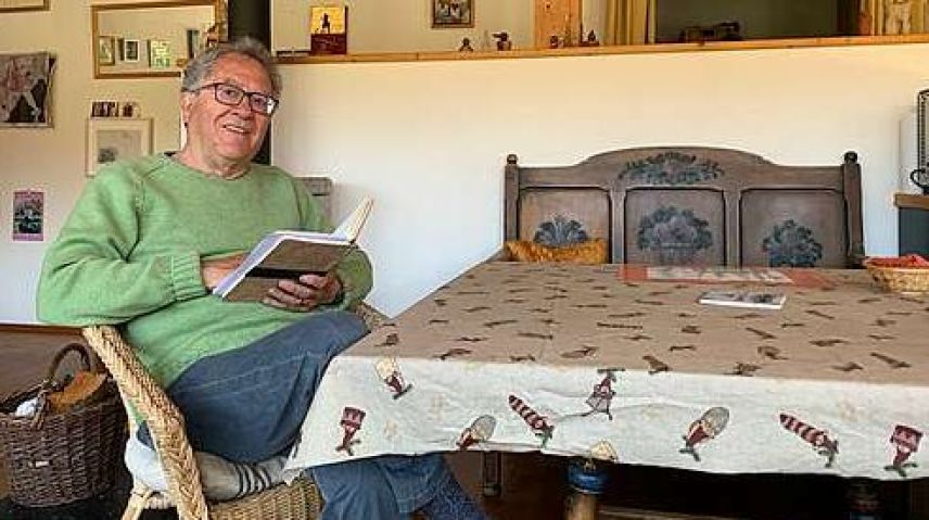 Romedi Arquint in sia stüva a Chapella (fotografia: Gianna Duschletta).