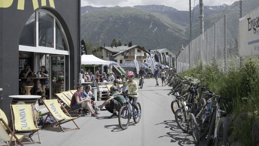 Das Bike-Spektakel lockte einige Besucher ins Engadin. Foto: Denise Kley