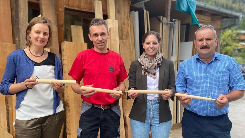 Surdatta dal premi d'innovaziun a Seraplana. Da schnestra: Martina Schlapbach, Armon Lingenhag, Adina Hänny ed il president da la Regiun Victor Peer (fotografia: Nicolo Bass). 