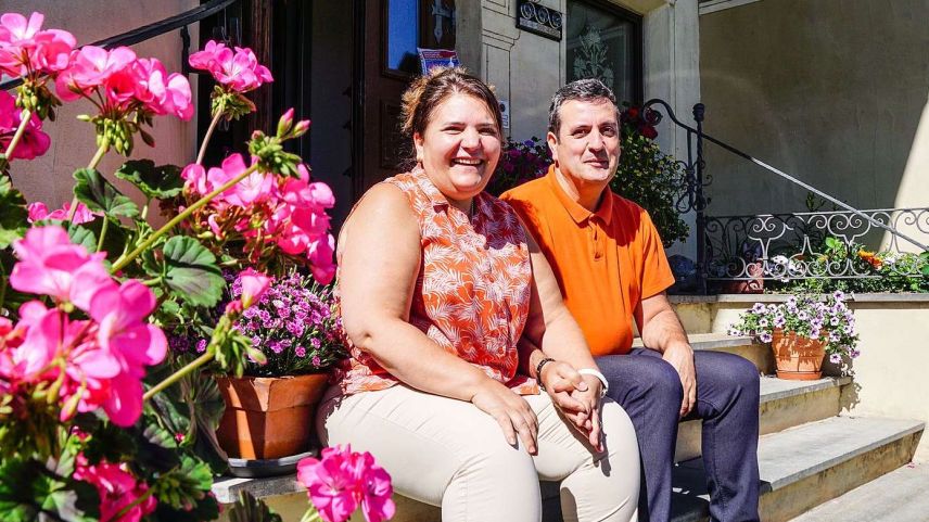 Teresa de Magalhaes maina daspö il 2006 l’Hotel Pizzeria Selva a Zernez. Dal 2009 han ella e seis hom Carlos Nascimento cumprà l’albierg a l’ur dal cumün e sülla via dal Pass dal Fuorn (fotografia: Jon Duschletta).