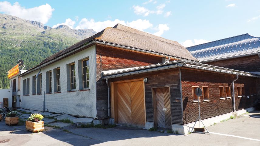 Die sanierungsbedürftige St. Moritzer Reithalle soll bald einer neuen Nutzung zugeführt werden. 