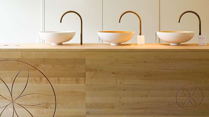 Eine bedürfnisgerechte Gesundheitsversorgung beinhaltet vielerlei Faktoren. Auch Mineralwasser, wie das Beispiel der Vorzeigeregion Center da sandà Engiadina Bassa mit der Trinkhalle im Bogn Engiadina Scuol beweist. Foto: Jon Duschletta