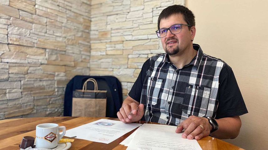 Linard Martinelli, promotur regiunal da la Lia Rumantscha, güda a coordinar la sporta dals Cafès Rumantschs illa regiun (fotografia: Nicolo Bass).