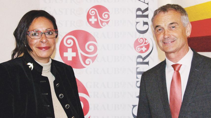 Gabriella Binkert Becchetti ha bivgnantà a Franz Sepp Caluori, president da la Gastro Grischun in Val Müstair.  (fotografia: Gion Nutegn Stgier)