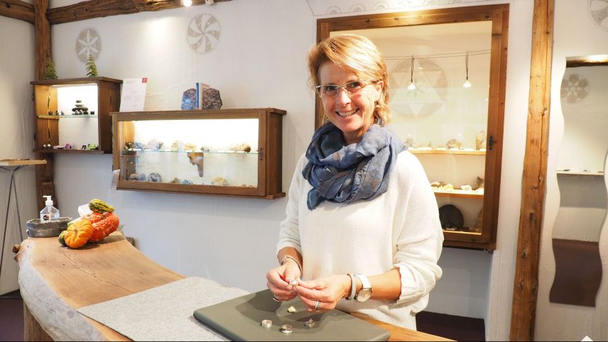 Barbara Kuppelwieser mit aktuellen Exponaten in ihrem Geschäft in Sils Maria.