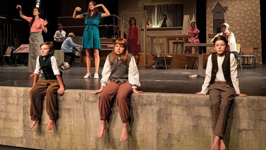 Scenas or da «La müdada», inscenada cun acturas ed actuors laics (fotografia: Marco Hartmann).