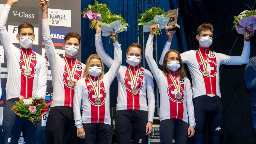 Das Schweizer Team Relay auf dem Podest (von l. n. r.): Lars Forster, Luke Wiedmann, Sina Frei, Noëlle Buri, Elisa Alvarez, Alexandre Balmer. Foto: Ego-Promotion