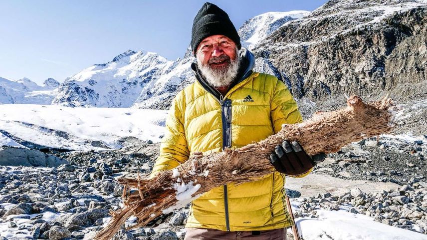 Christian Schlüchter mit einem Bruchstück eines uralten Lärchenbaums am Morteratschgletscher. Foto: Jon Duschletta