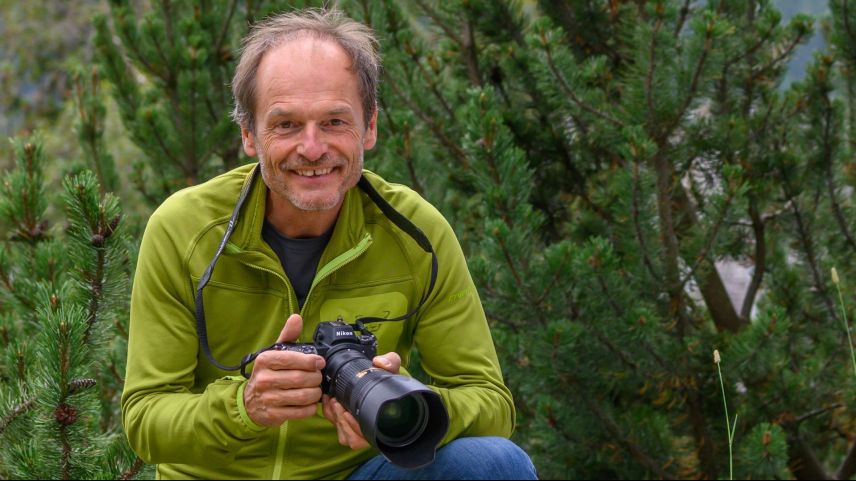 Hans Lozza es daspö ons ün fotograf paschiunà (fotografia: mad).