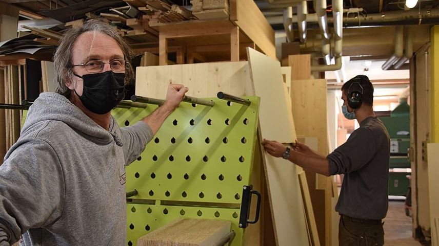 Dumeng Spiller lavura in tschinchavla generaziun illas localitats da la falegnamaria in Porta a Scuol Sot (fotografia: Nicolo Bass)