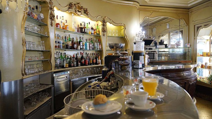 Uschè as preschainta il «Klainguti» oz sün la Piazza Soziglia a Genova (fotografia: Stephanie Roth).