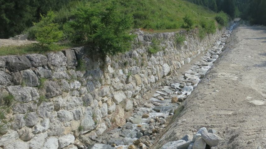 Il chanal da Schais sur la fracziun da Sta. Maria as preschainta in ün nosch stadi (fotografia: Cumün da Val Müstair).