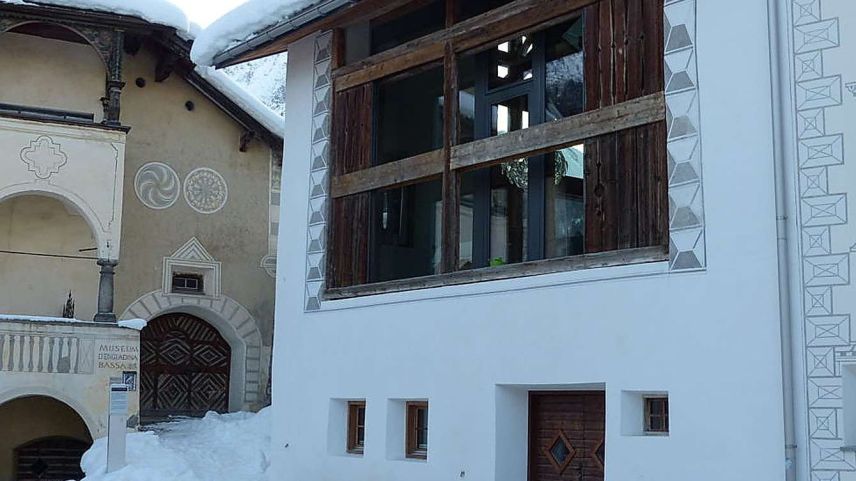 In numerus tablats da chasas veglias sco quista a Scuol sun gnüdas fabrichadas abitaziuns (fotografia: Flurin Andry).