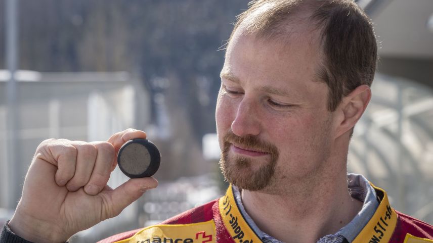 Federico Lardi und sein Puck, der ihn durch die ganze Karriere begleitet hat. Nach über 500 Spielen in der NLA ist diese zu Ende gegangen. Foto: Daniel Zaugg