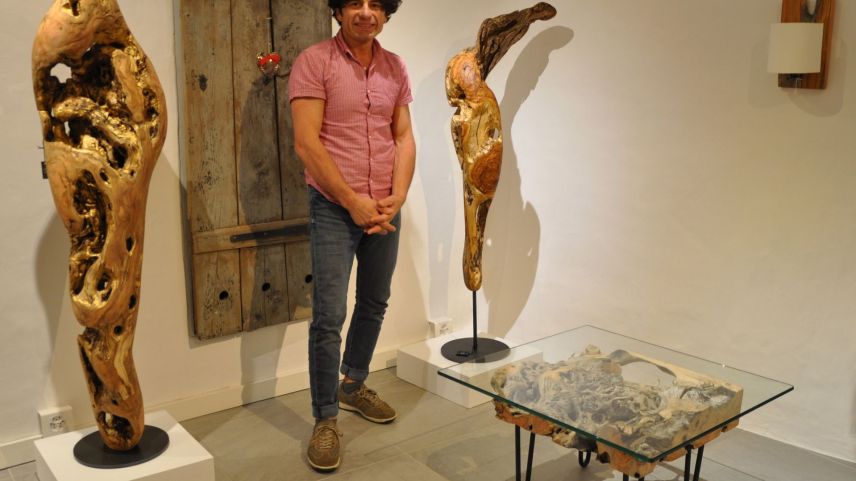 Jeff Lleshi in seiner Galerie via Bastiaun in Zuoz