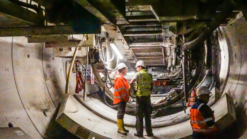 Im Rachen des «Magliadrun»: Die 200 Meter lange und 1000 Tonnen schwere Tunnelbohrmaschine «Magliadrun» frisst sich nach anfänglichen Störungen wieder Richtung Ovella. Noch fehlen etwa zehn Kilometer. Nach Ostern soll auch die zweite Maschine, der «Zauber