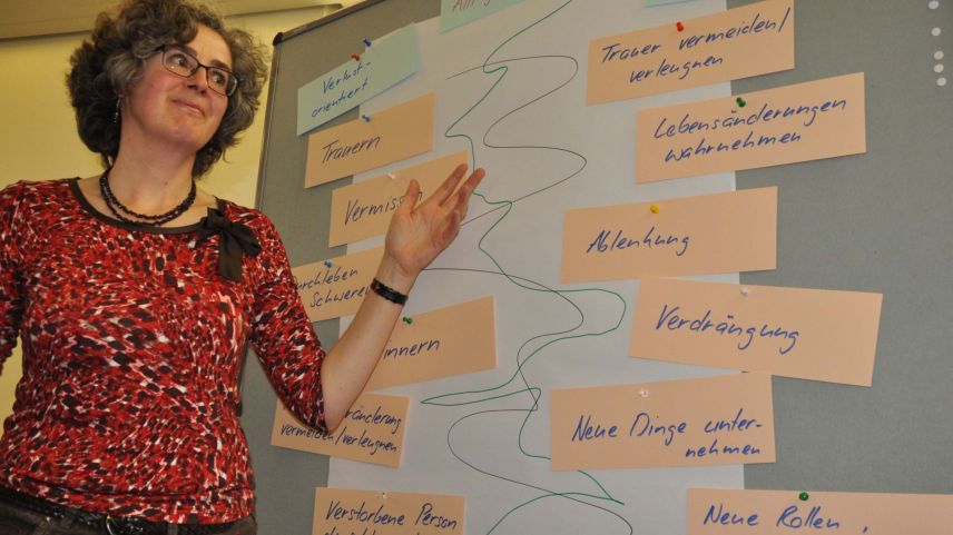 Die Psychologin Dr. Sina Bardill erläutert verschiedene Aspekte der Trauerarbeit