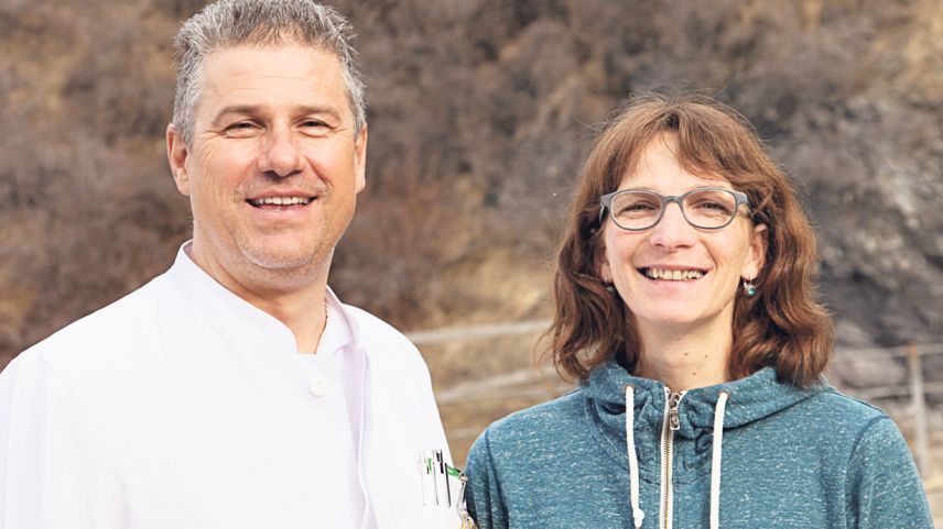 Joachim Koppenberg e Verena Schütz s’ingaschan pel Center da sandà Engiadina Bassa e pel bainstar da lur persunal. (fotografia: Martina Fontana)