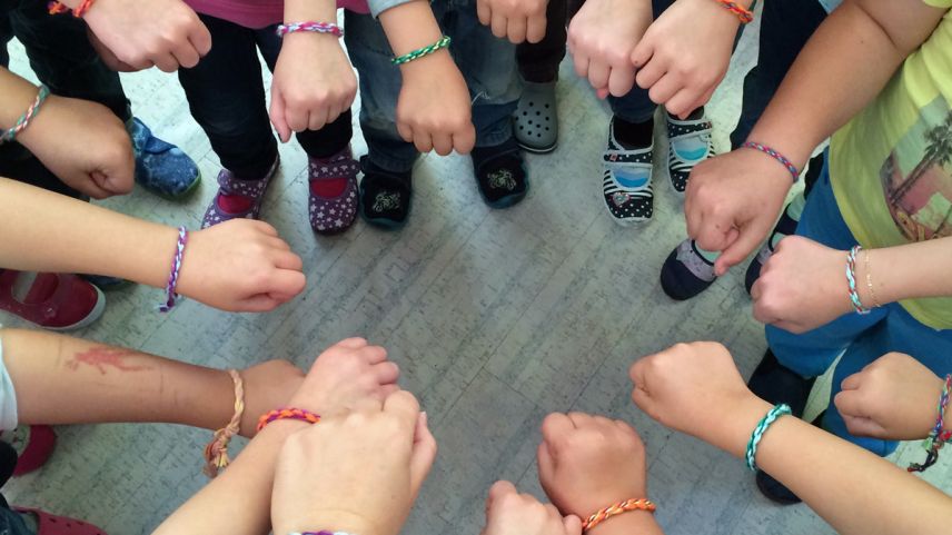 Actività dad uffants in üna scoulina (fotografia: mad).