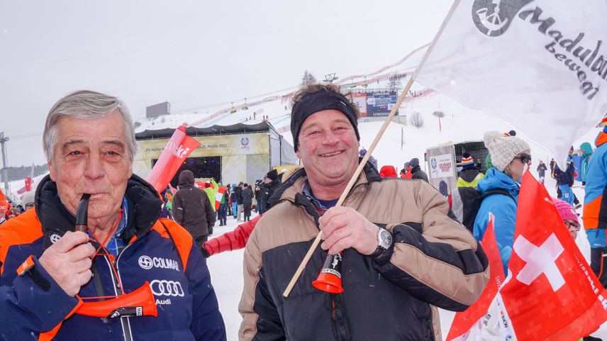 Zwei von 190 Madulainer Ski-Fans am WM-Super-G der Damen: Vito Hohenegger (links) und Silvio Lenz mit dem Gemeindemotto: «Madulain bewegt». Foto: Jon Duschletta