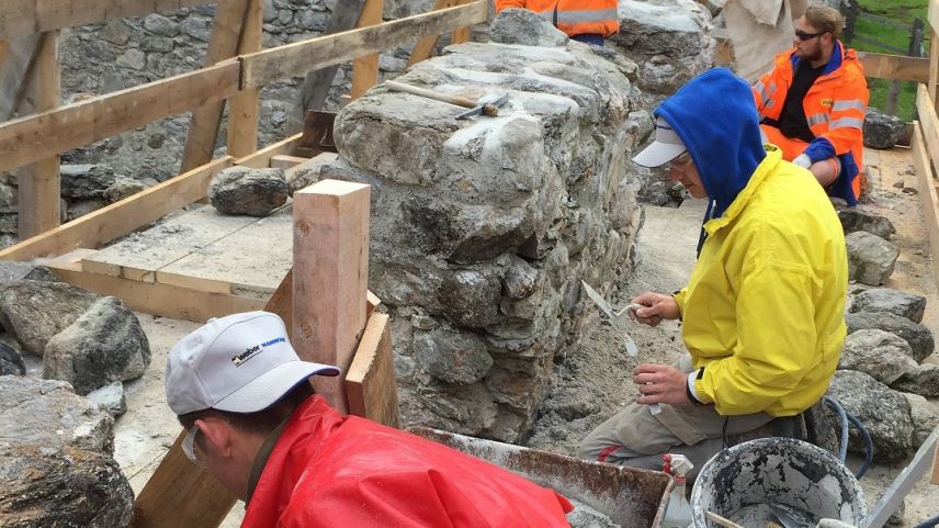 La müraglia da la Schmelzra a S-charl es gnüda sgürada da giarsuns cha diversas firmas han miss a disposiziun (fotografia: Peder Rauch).