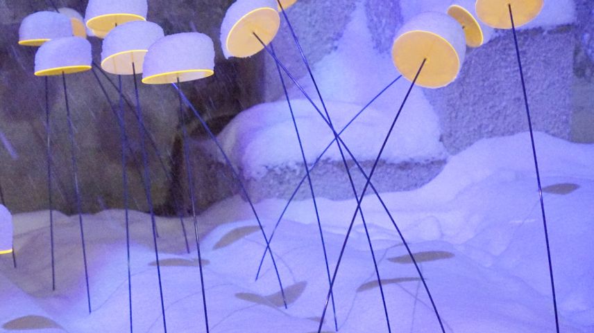 Lichtinstallation von René Hildebrand beim Schiefen Turm in St. Moritz. Foto: Jon Duschletta