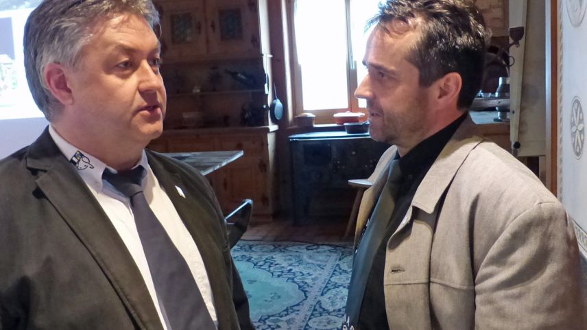 Il president Duosch Städler (a schnestra) in discussiun cun Riccardo Caluori chi’d es eir commember da la suprastanza da la Federaziun svizra d’allevamaint da bescha (fotografia: Flurin Andry ).